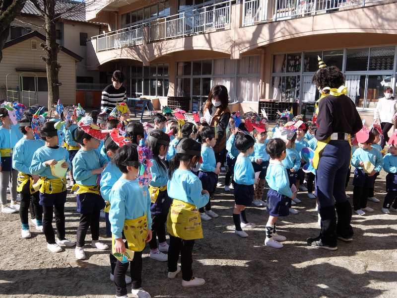 みんなでまめをまくよ