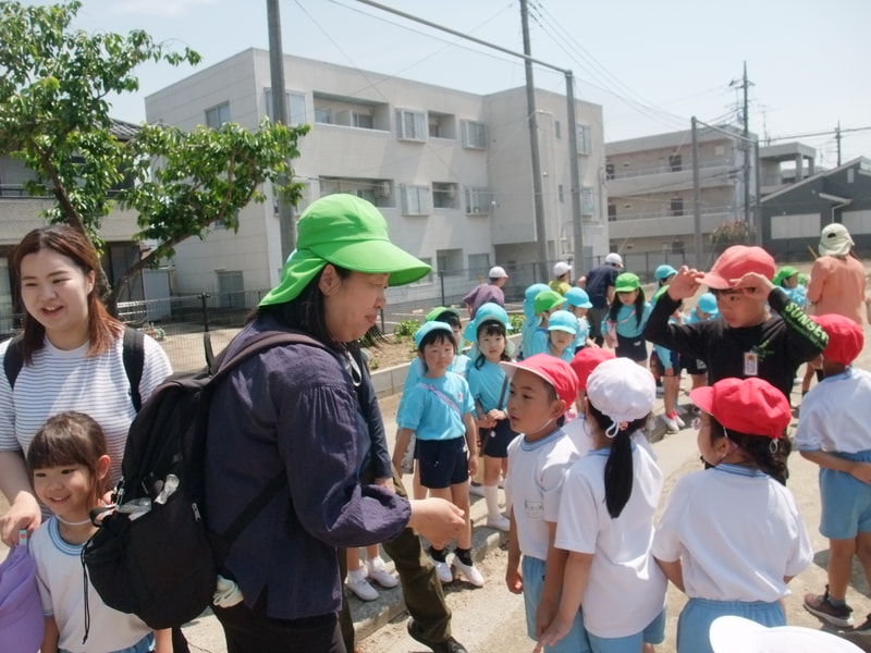 「せんせい！」「１年生、走ってるの見えたよ」「こんにちは」「うわぁ大きくなったね。なん年生なの？」