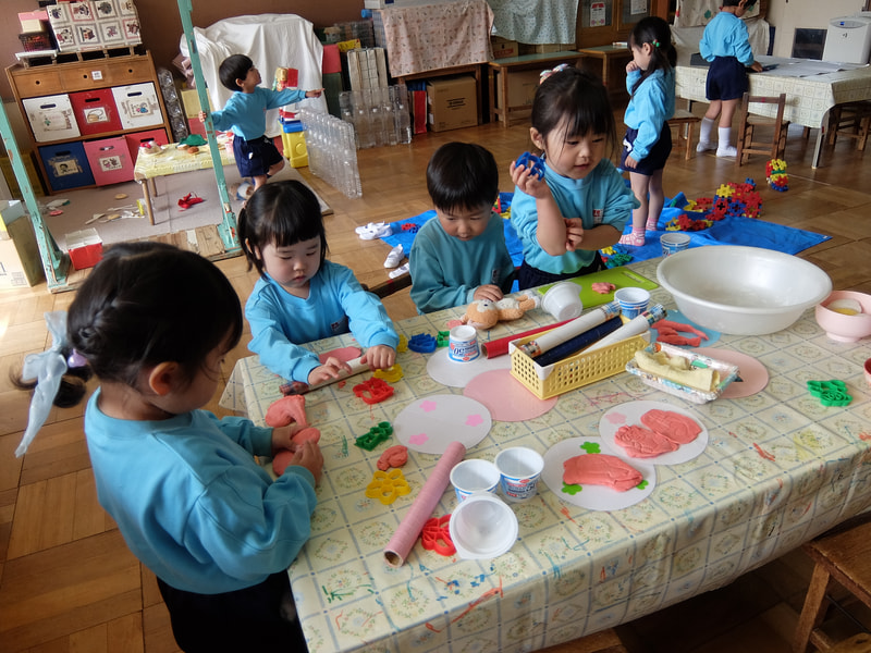 ねんどこねこね。これ、ごはんだよ