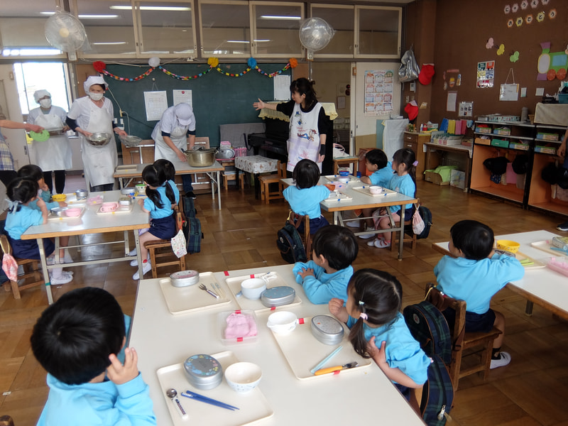 みんなのごはんを持ってきたよ