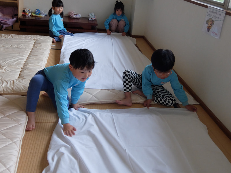 おふとんの下にいれるんだよ