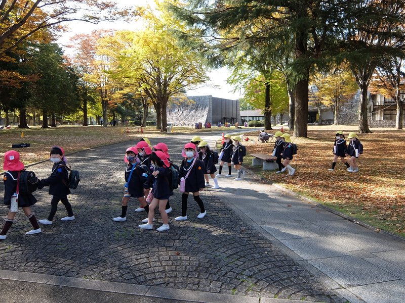 はっぱが　たくさんおちてるね