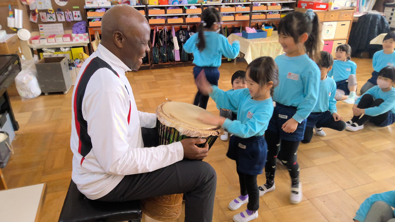 えいっ！あ、たいこがかたい！