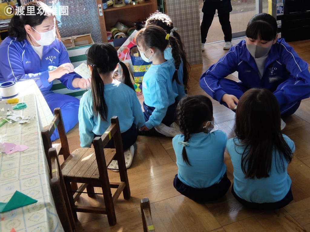 いっしょに遊んだあとに絵本を読んでくれました。読んでくれたのは、おねえさんおにいさんの手作り絵本。