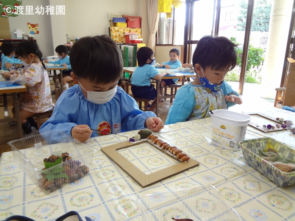 ドングリで飾るよ